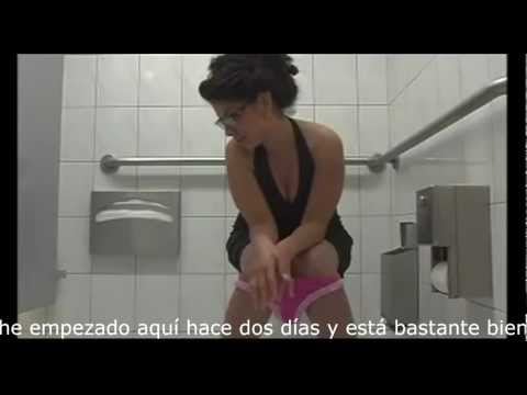 Confusión en el baño entre dos mujeres