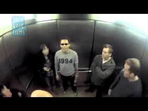 Broma del pedo en el ascensor