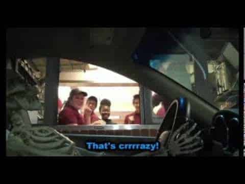 Broma de esqueleto conduciendo auto y pide comida rapida