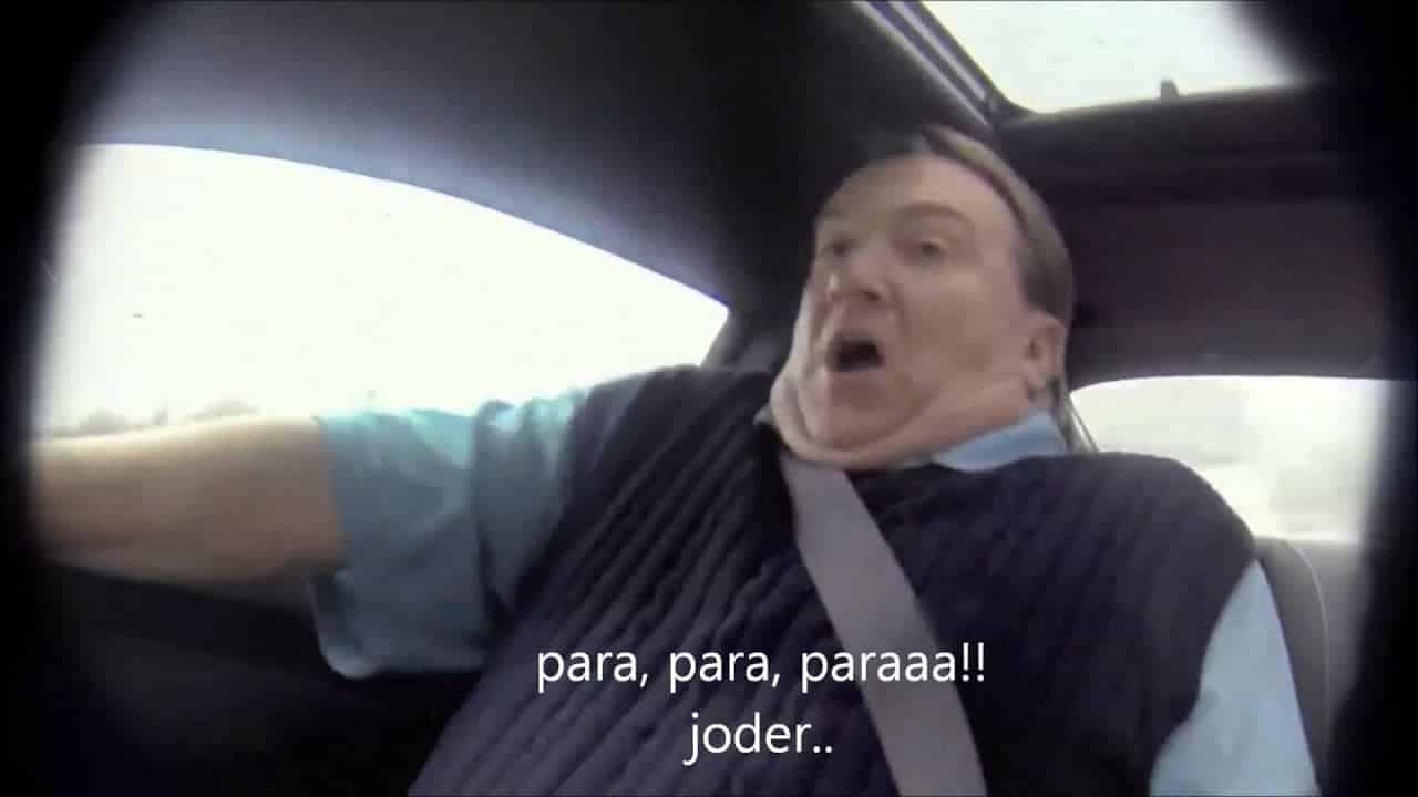 El piloto de Nascar Jeff Gordon le hace una broma a un vendedor de coches