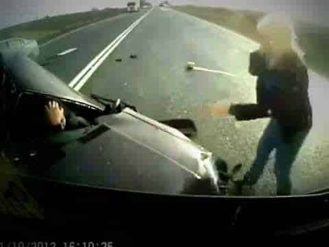 Nervios de acero: atraviesa en moto un puente por su arco