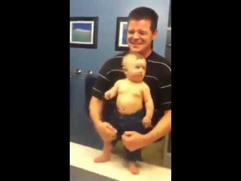 bebe fuerte como el papa frente al espejo
