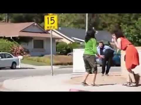 hombre partido por la mitad asusta en la calle