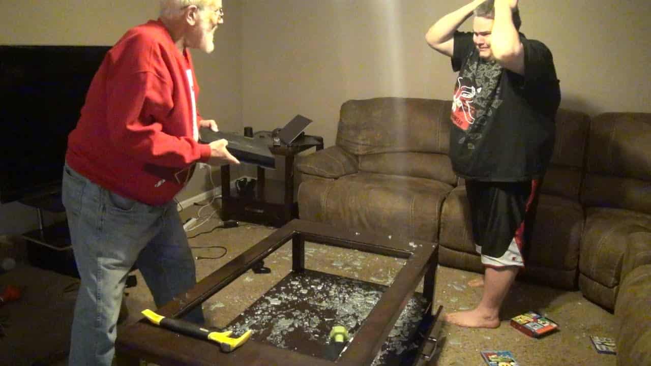 Abuelo furioso destruye una playstation 4 de su nieto