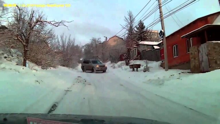 Graba mientras lo persigue un carro derrapando en la nieve