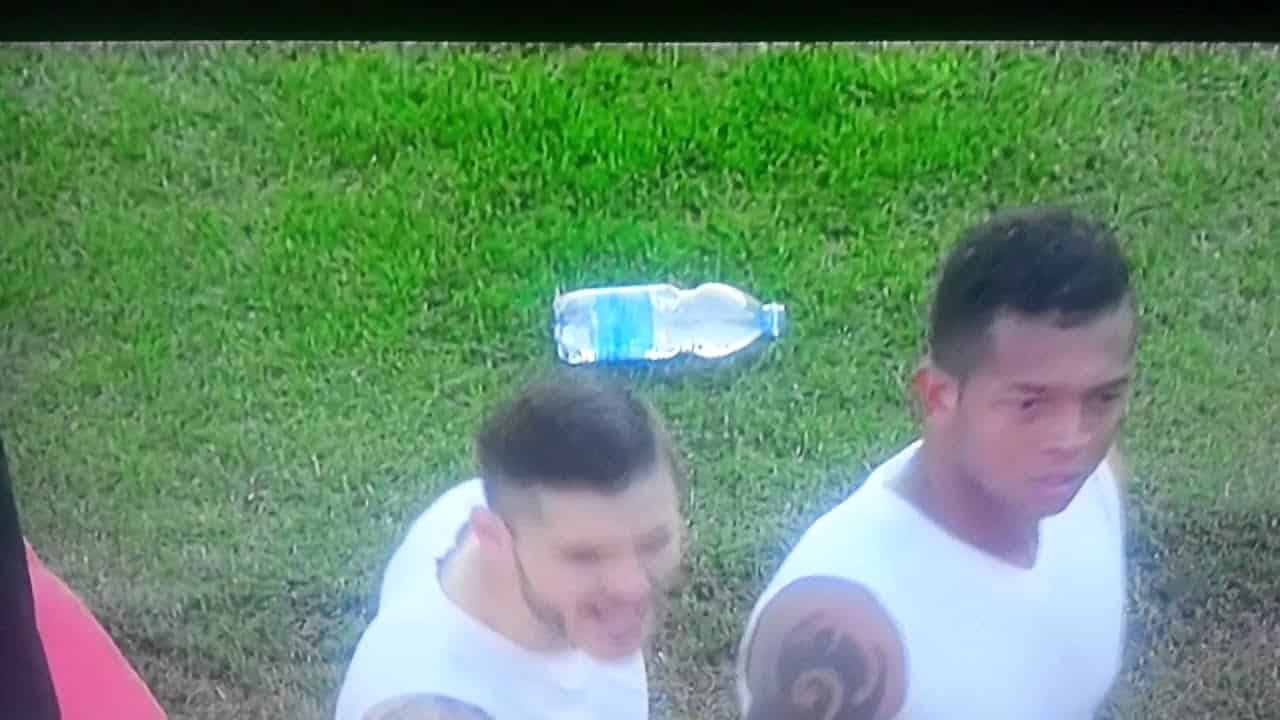 Regala camiseta a la tribuna y se la devuelven