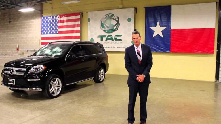 Gerente pone a prueba auto blindado con su propia vida