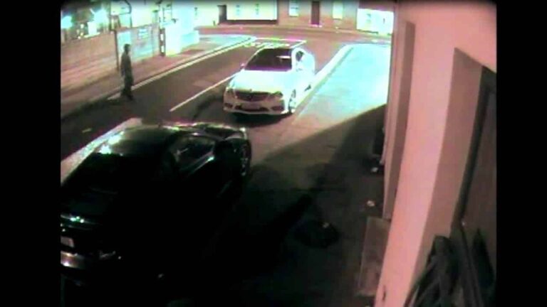 Karma del ladron con un ladrillo