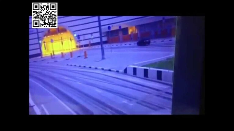 Coche vuela por los aires se destroza y conductor sale caminando ileso