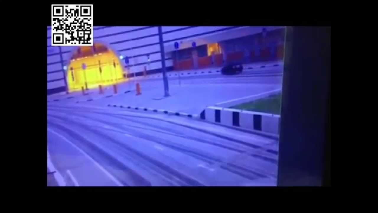 Coche vuela por los aires se destroza y conductor sale caminando ileso
