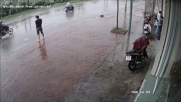 Karma instantaneo por orinar en via publica