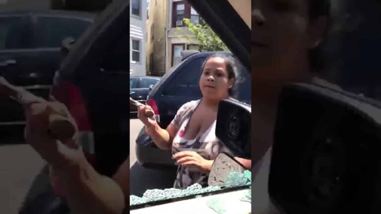 Destroza con martillo carro sin importarle sus hijos dentro de el