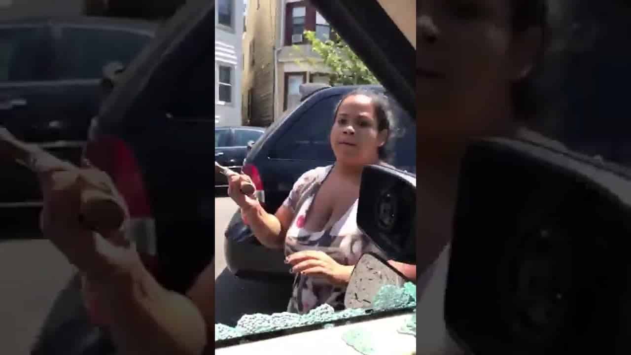 Destroza con martillo carro sin importarle sus hijos dentro de el