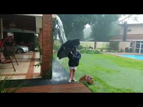 Le cae rayo cerca en plena lluvia