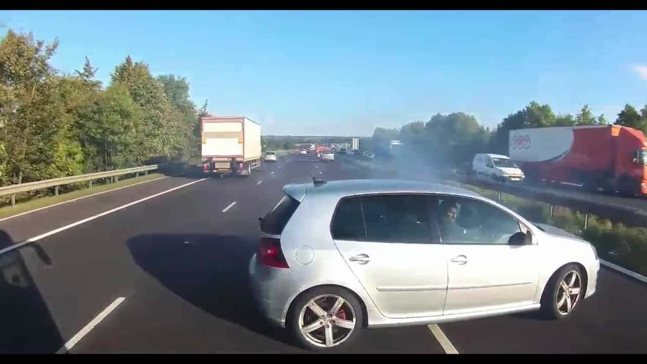 Vehiculo frena y gira a gran velocidad y se salva