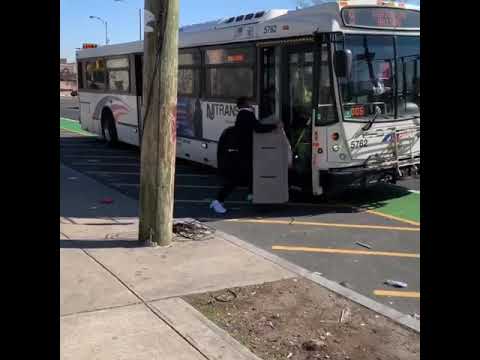 En bus intenta meter Cajero ATM robado