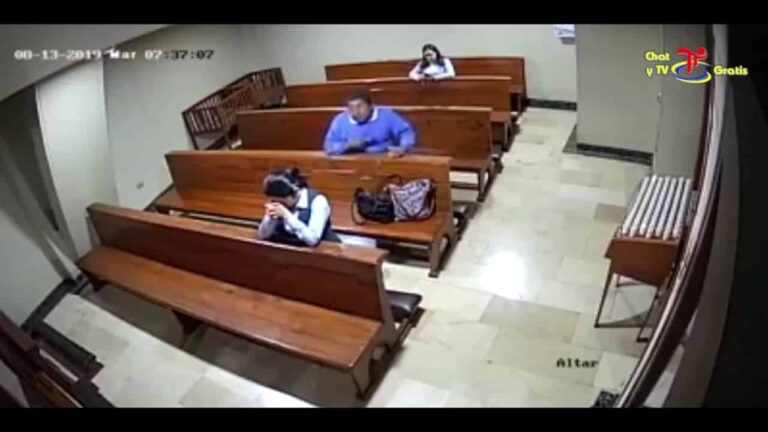 Roba Celular a mujer en la iglesia que esta orando
