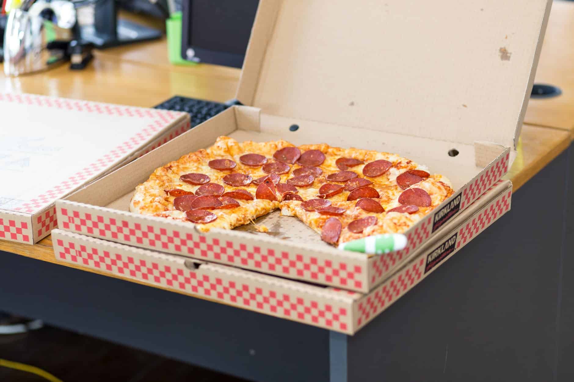 Recibe propina de 12.000 USD un repartido de Pizza de 89 años