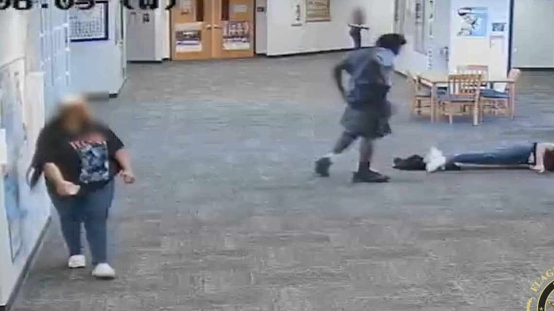 Golpea a maestra por decomisar consola de videojuegos