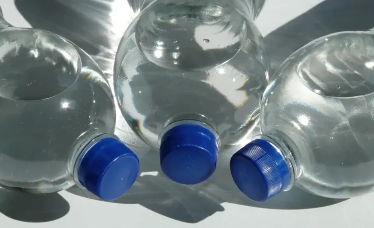 Estudio Científico Revela los Riesgos del Agua Embotellada