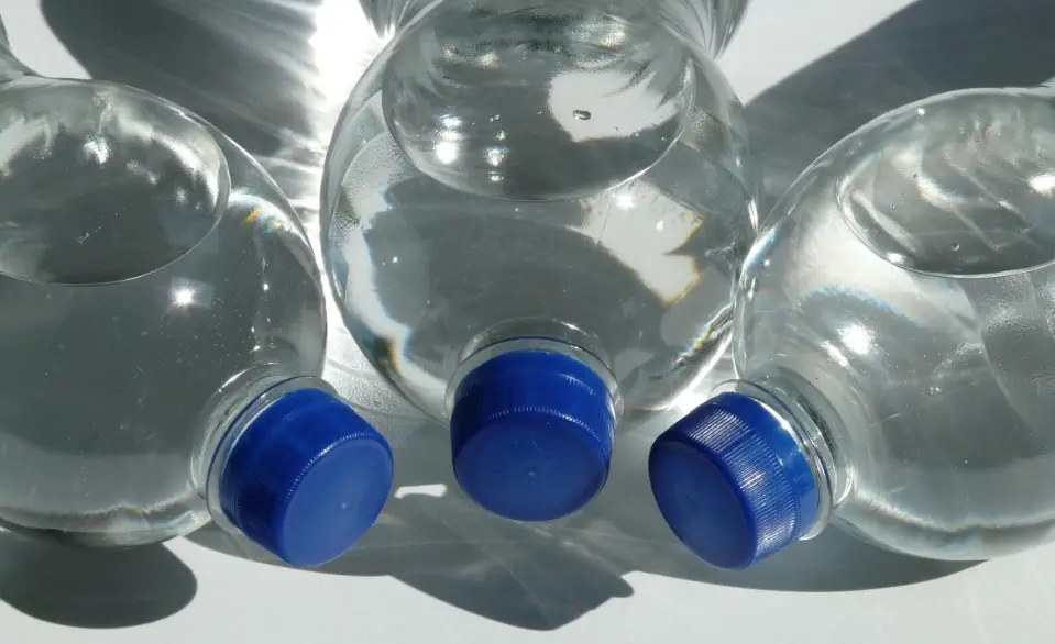 Estudio Científico Revela los Riesgos del Agua Embotellada