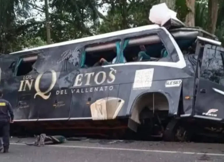 Se Accidenta Bus de Los Inquietos del Vallenato en Antioquia