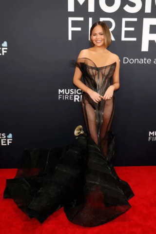 Chrissy Teigen lució un vestido corsé de Christian Siriano. Crédito: Frazer Harrison/Getty Images Chrissy-Teigen-Grammy-2025