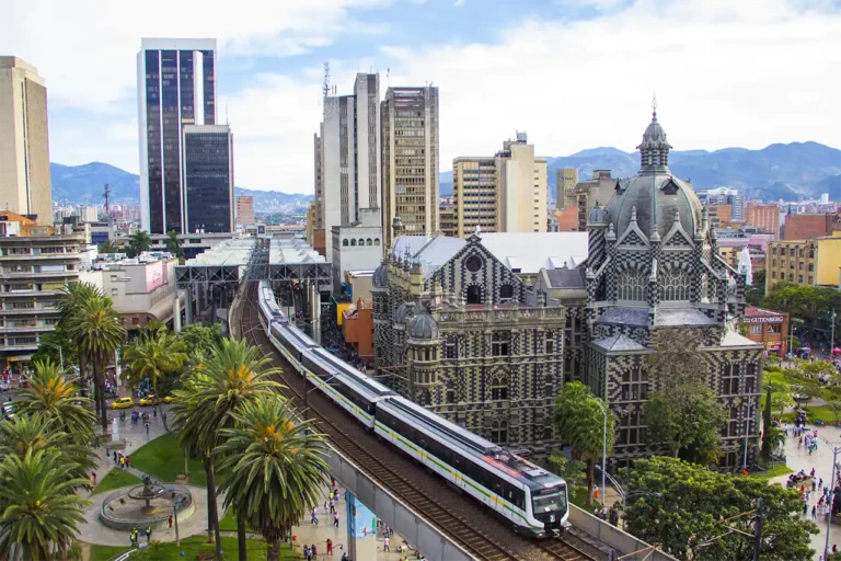TOP 5 Sitios Turísticos en Medellín: Guía Definitiva 2025 | Visita Paisa