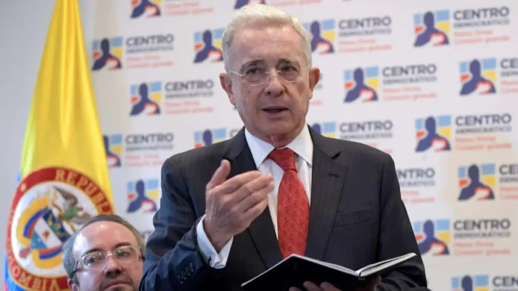 Álvaro Uribe Vélez: Primer Expresidente Colombiano en Juicio Penal por Compra de Testigos 1 Álvaro Uribe Vélez: Primer Expresidente Colombiano en Juicio Penal por Compra de Testigos