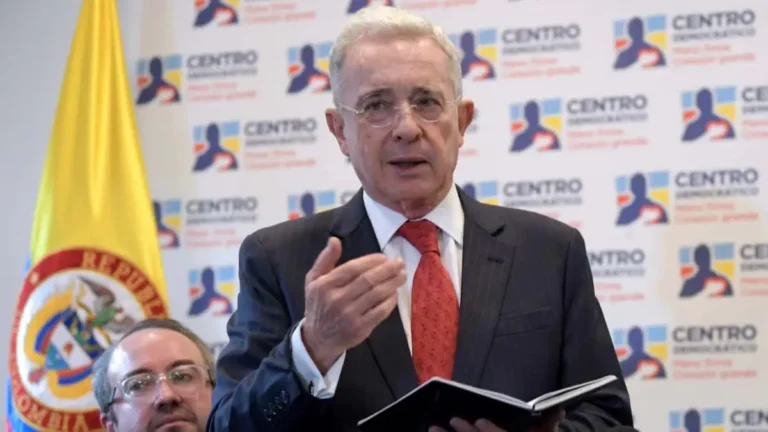 Álvaro Uribe Vélez: Primer Expresidente Colombiano en Juicio Penal por Compra de Testigos