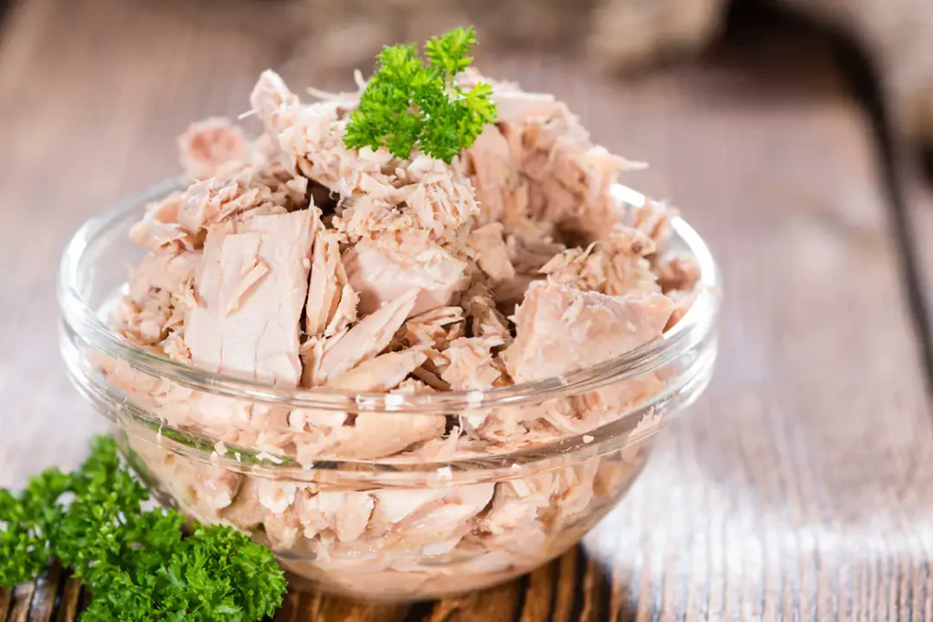 Los 5 Alimentos Más Ricos en Proteína por Cada 100 Gramos en 2025 6 Atún en Lata: El Clásico Marino (32 g)