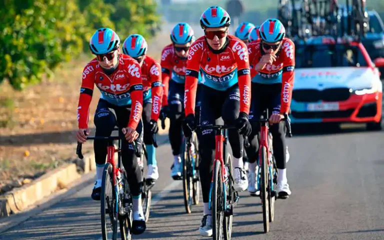 Egan Bernal sufre caída y posible fractura de clavícula en la Clásica Jaén Paraíso Interior 2025