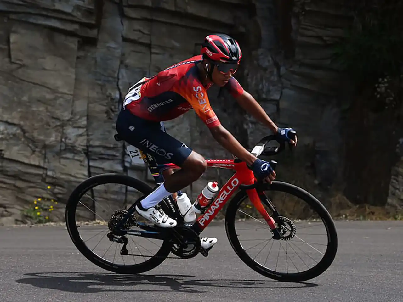 Egan Bernal sufre fractura de clavícula tras caída en la Clásica Jaén