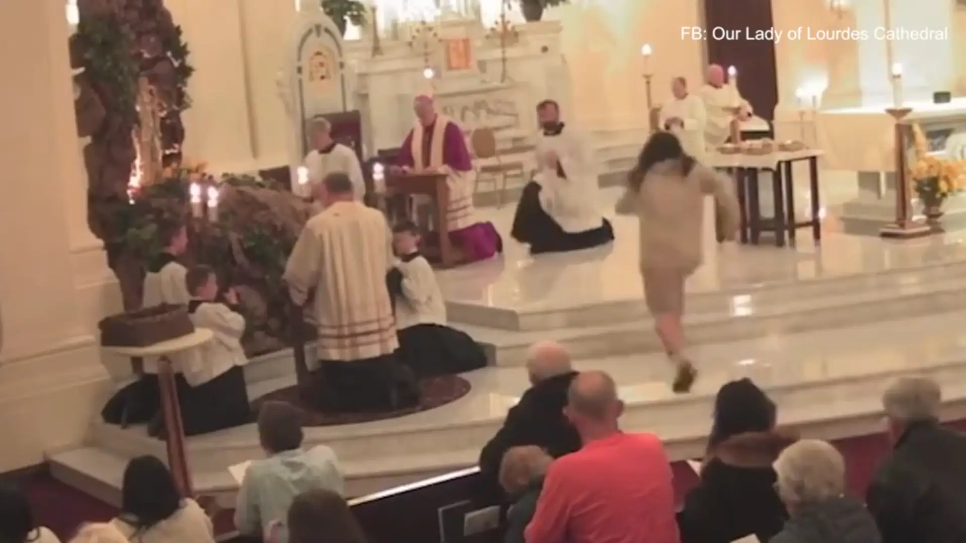 Hombre Golpea a Sacerdote en Plena Misa en Washington: Impactante Incidente Captado en Vivo