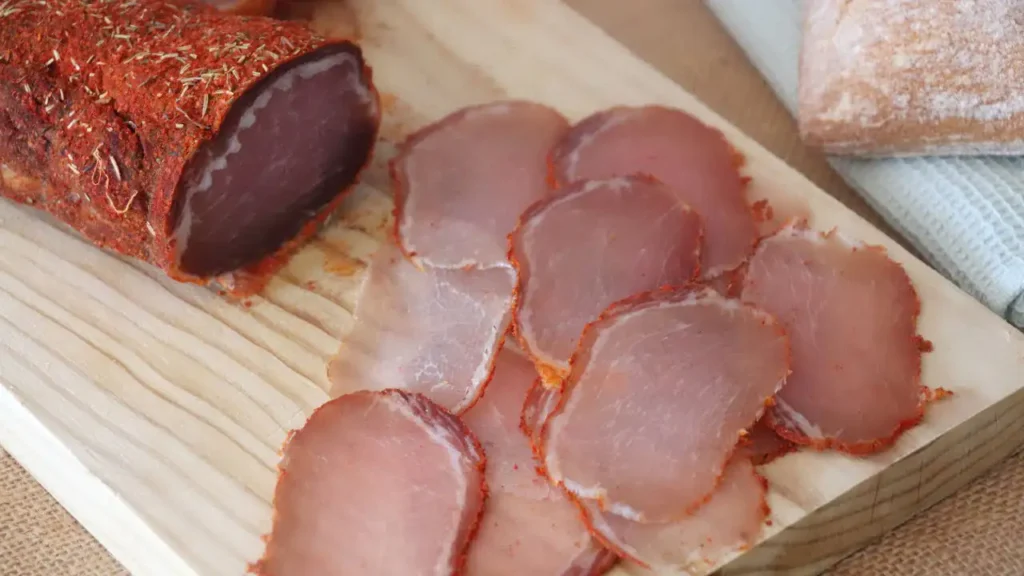 Los 5 Alimentos Más Ricos en Proteína por Cada 100 Gramos en 2025 5 Lomo Embuchado: Sabor y Potencia (50 g)