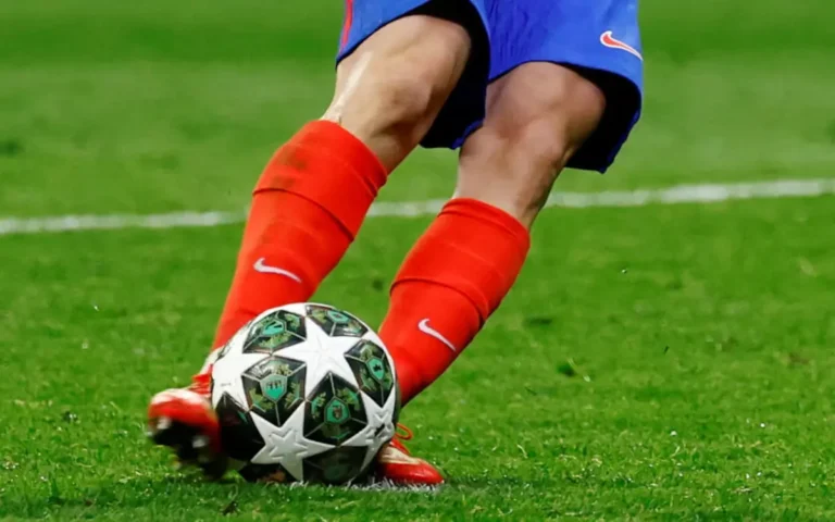 La UEFA Demuestra que Julián Álvarez Tocó Dos Veces el Balón: ¿Qué Pasó?