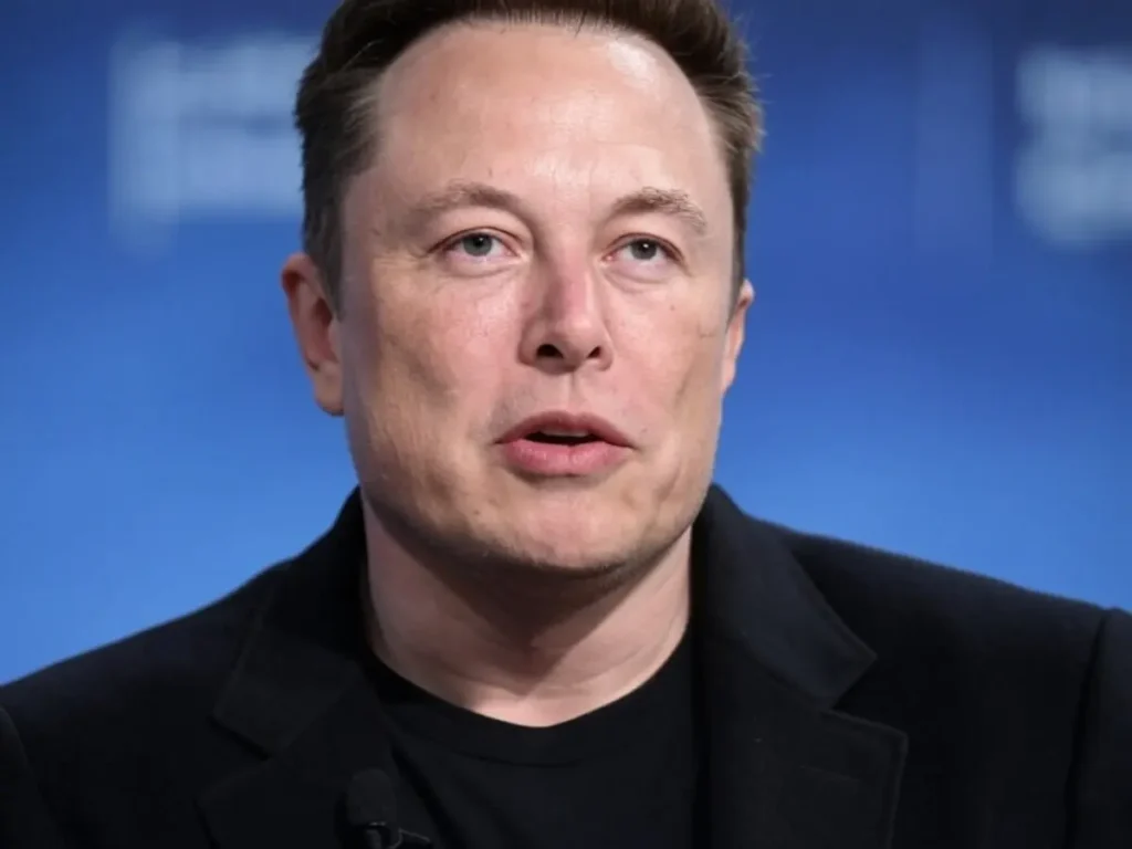 Elon Musk hablando en un evento sobre Tesla