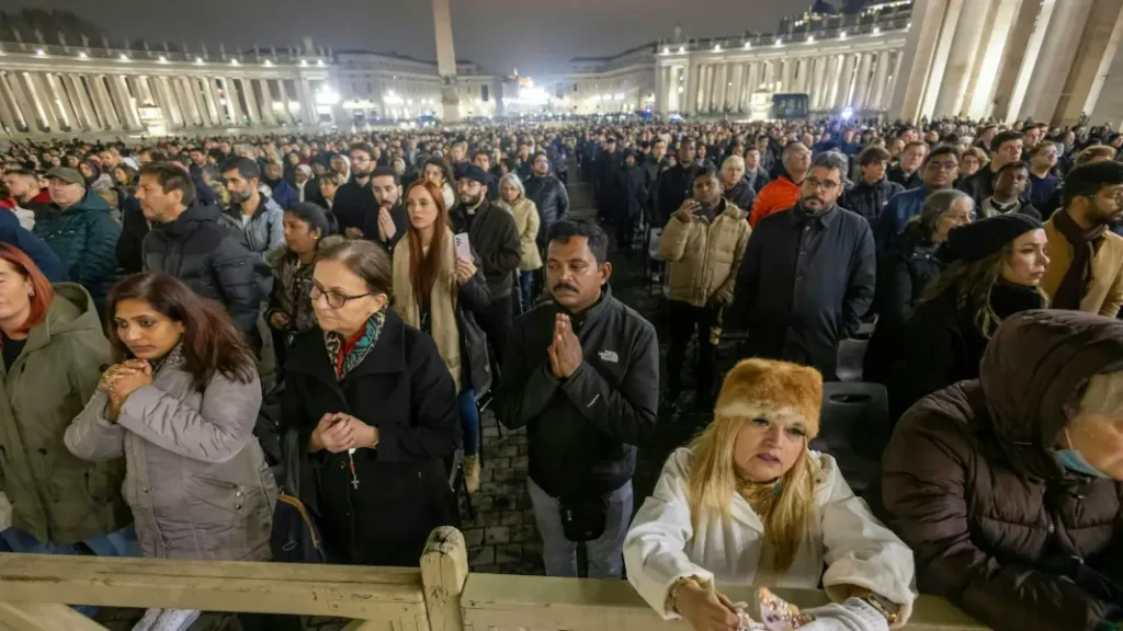 Fieles católicos orando por la salud del Papa en la Plaza de San Pedro